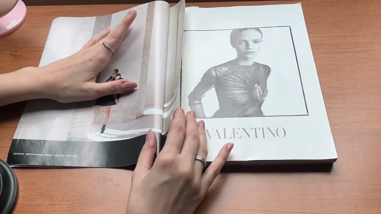 ASMR FOLHEANDO REVISTA MASCANDO CHICLETE