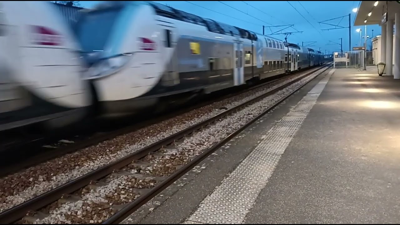 Transilien ligne N sans voyageurs sans arrêt a Houdan