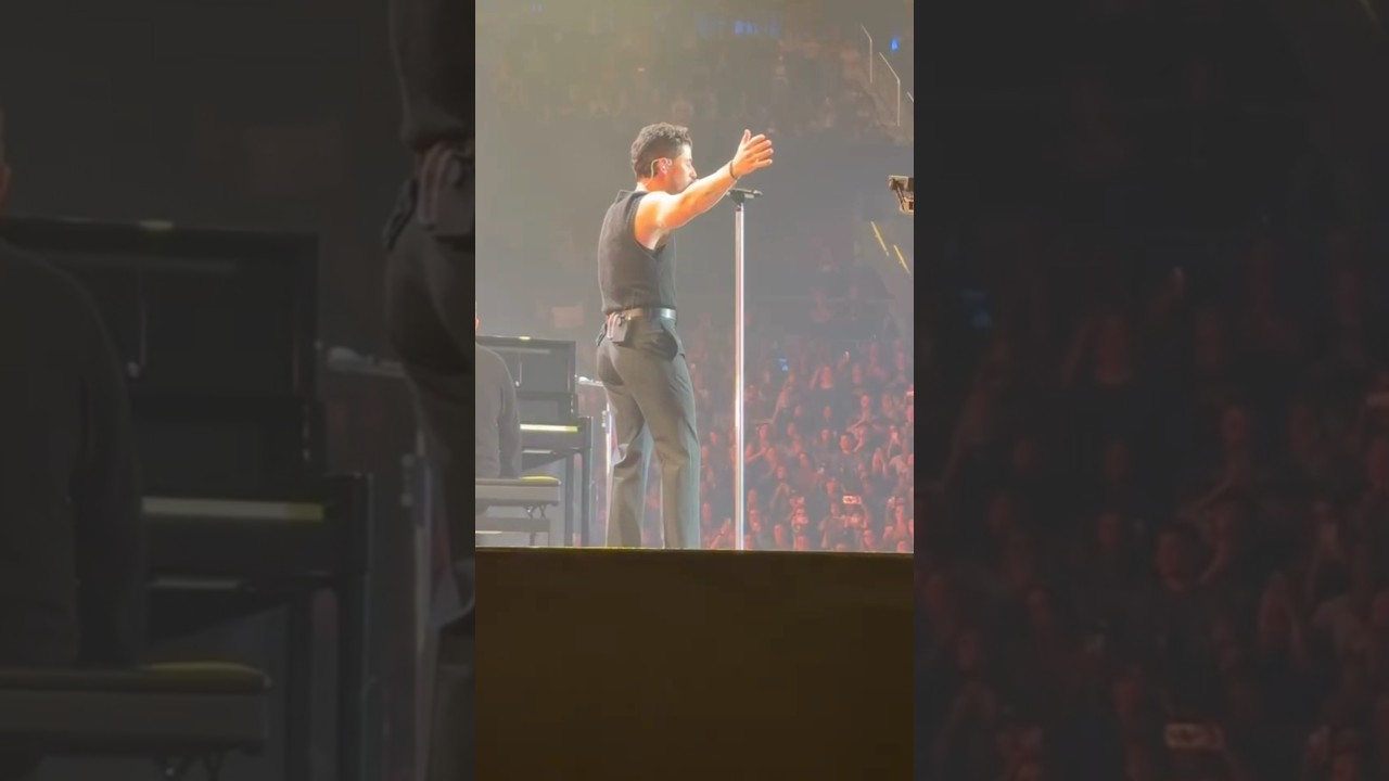 Priyanka Chopra RECORDS husband Nick Jonas as he performs onstage 🔥 #shorts #priyankachopra