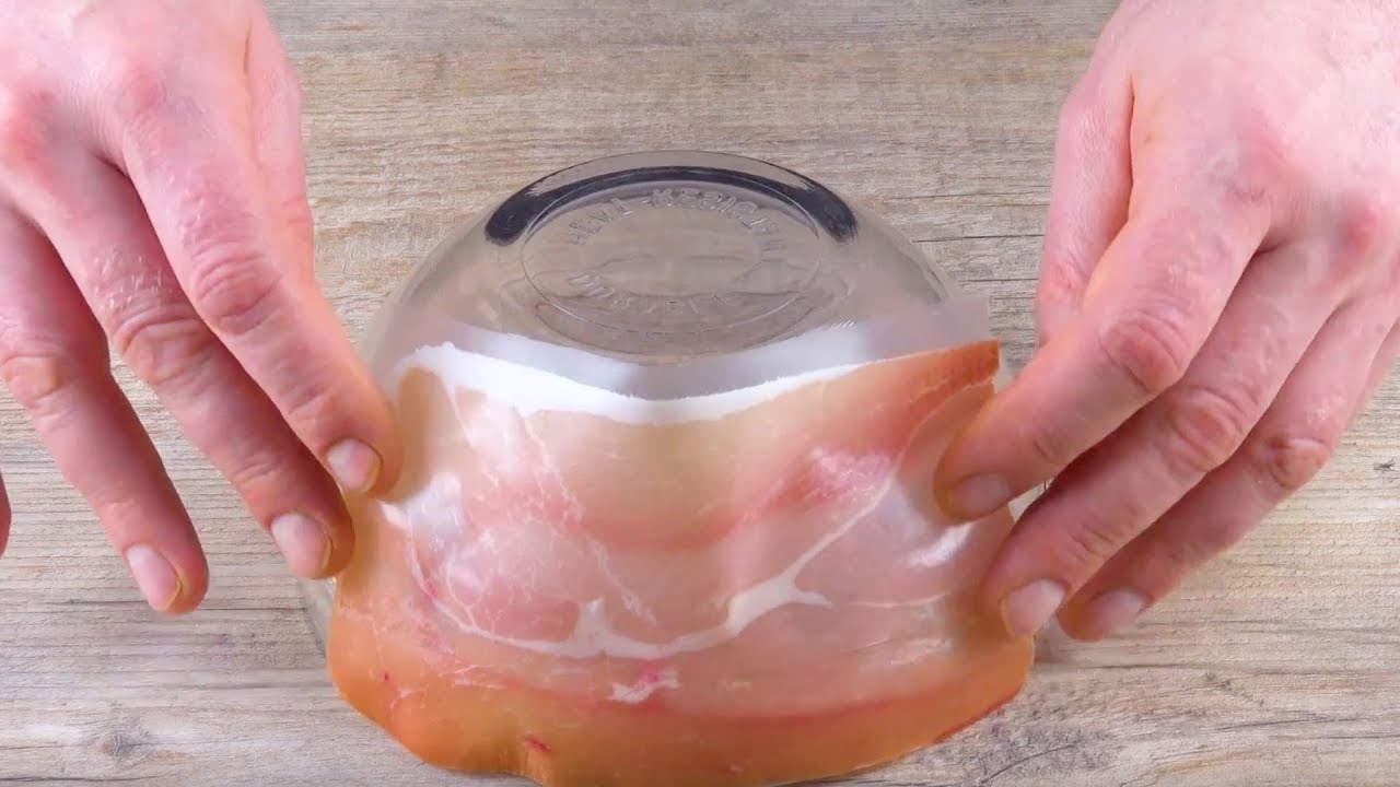 生ハムをボウルに貼り付ける。オーブンでマジックが起こる。