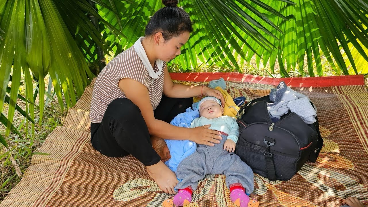Single Mother’s Daily Struggle: Building a Tent to Survive Harsh Weather