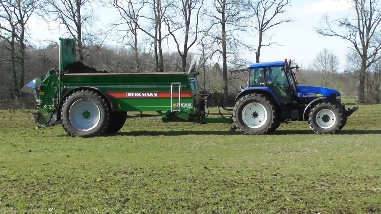 Spreading manure with NH & Bergmann