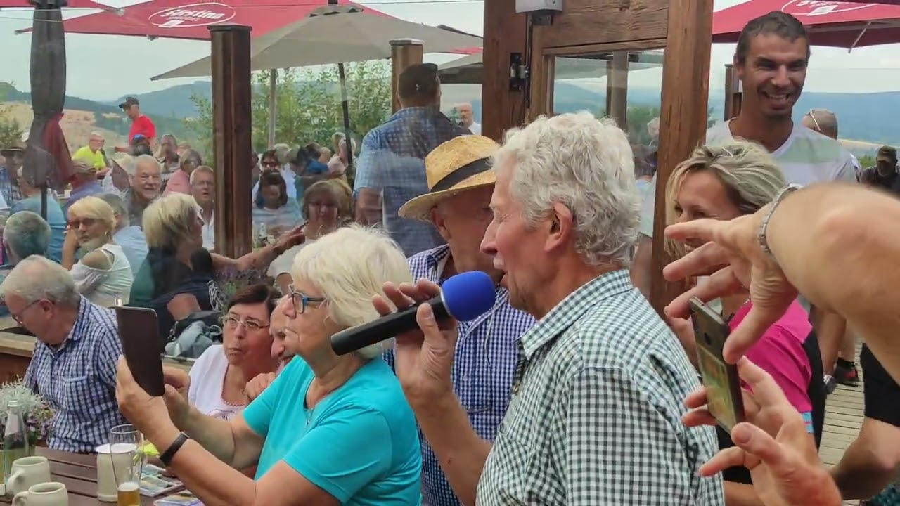 Kleiner Harmonikaspieler mitten unter den Fans--Rucksackmusikanten -Gemündener Hütte -15.08.2022