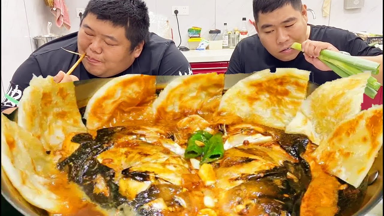 胖哥做鱼头泡饼吃，结果小舅子拿两颗大葱就来蹭，兄弟俩吃的太香了！【胖猴仔】