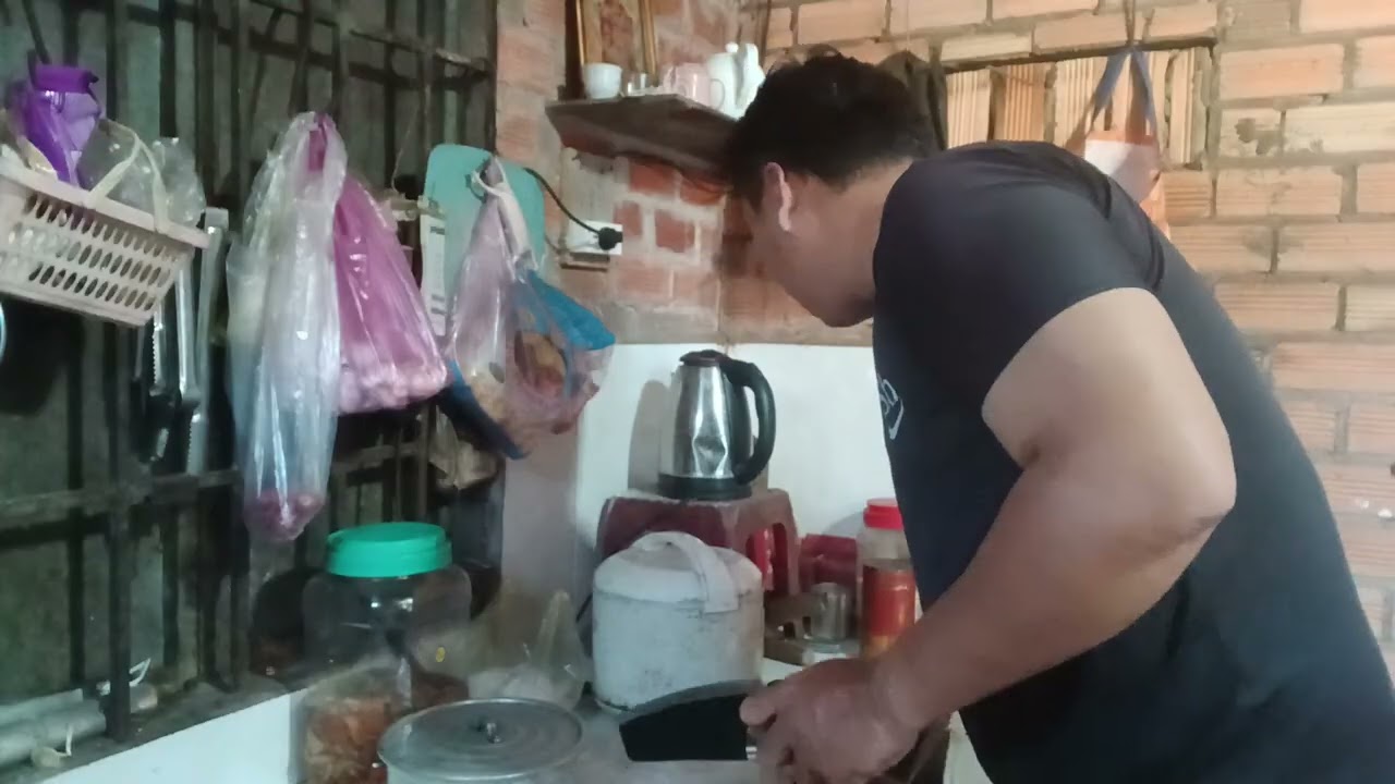 Trực đêm giờ mới thức dọn dẹp bếp 