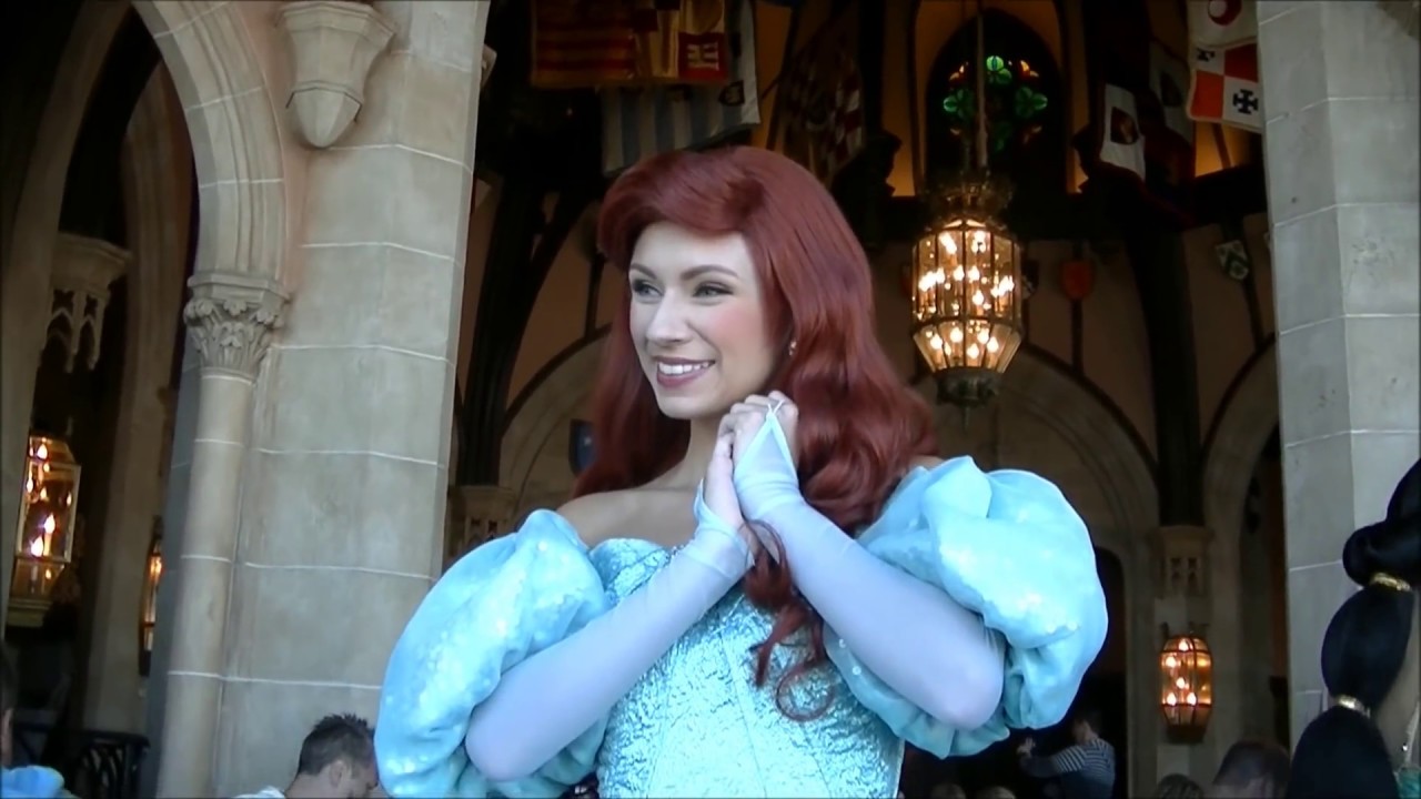 Ариэль встречает гостей за королевским столом Золушки в Walt Disney World
