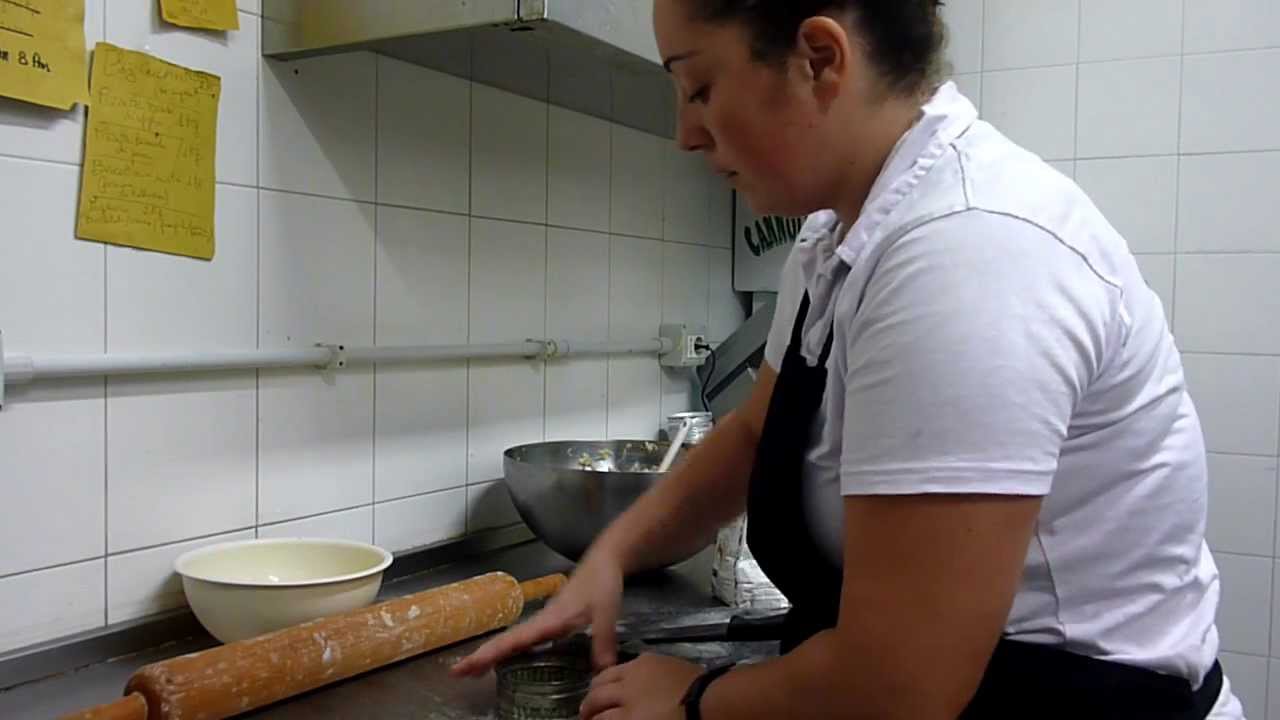 Come Fare la Pasta per i Ravioli al Nero di Seppia Ripieni al Merluzzo - Ricette Dolci e Cucina