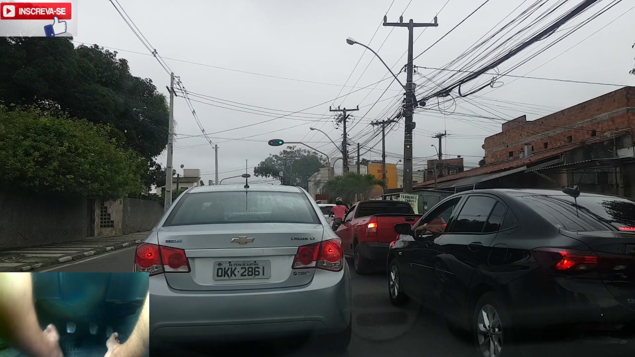 embreagem ou freio primeiro ao parar ou desacelerar o carro?
