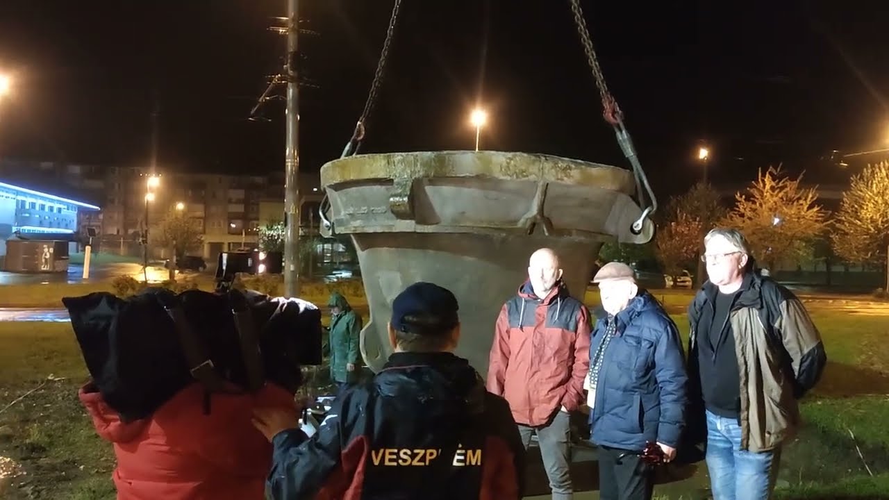 17 tonna a levegőben! Nyughelyére került a salaküst (Készül a Kohászati emlékmű az Újgyőri főtéren)