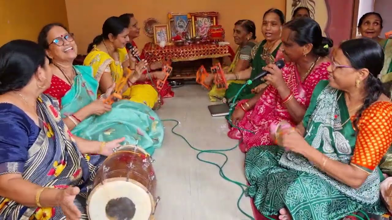 લખેલું છે 🦚મોર બોલે  🦚🦚  ટેઉ. ટેઉ🦚🦚 નંદના દરબારમાં