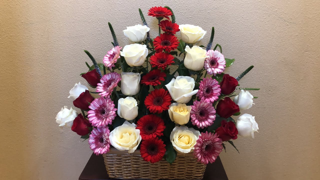 Te sorprenderá lo fácil de realizarlo #arreglofloralenescala #gerberas #rosas #floralarrangement