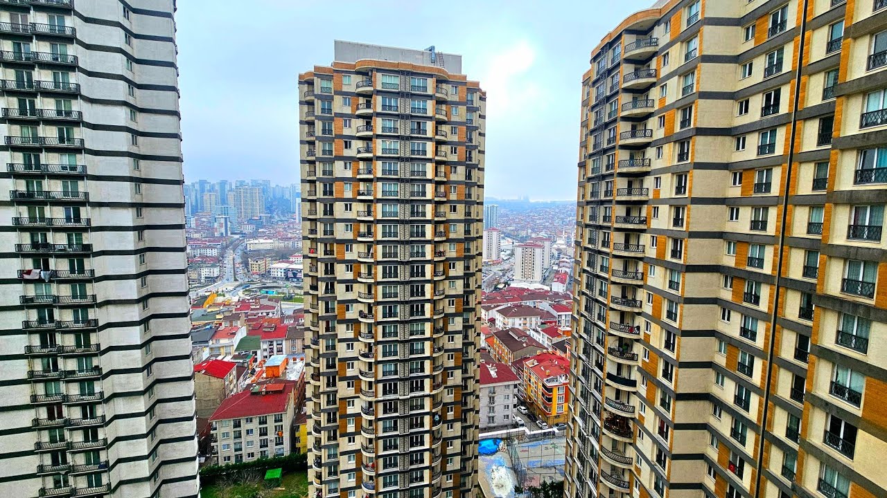 إيجار سنوي شقة فارغة 2+1 ضمن مجمع AK Towers مطبخها مغلق حمامين وبلكونه بإطلالات مختلفة تم طلاؤها