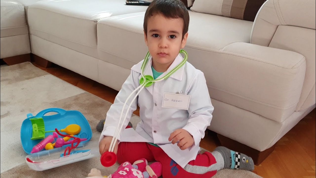 Doktorculuk Oynadık. Berat Doktor Oldu. Eğlenceli Çocuk Videosu