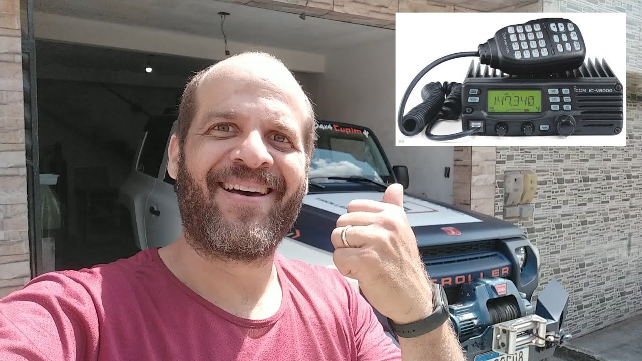 Rádio IC-V8000 no console de teto do TROLLER TX4. Lindo e bem instalado.