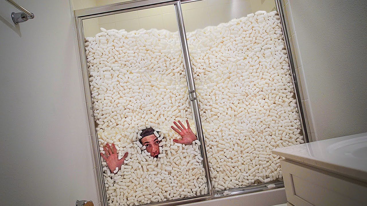 COLOCAMOS 50 MIL MARSHMALLOWS NO BANHEIRO DO NOSSO AMIGO!