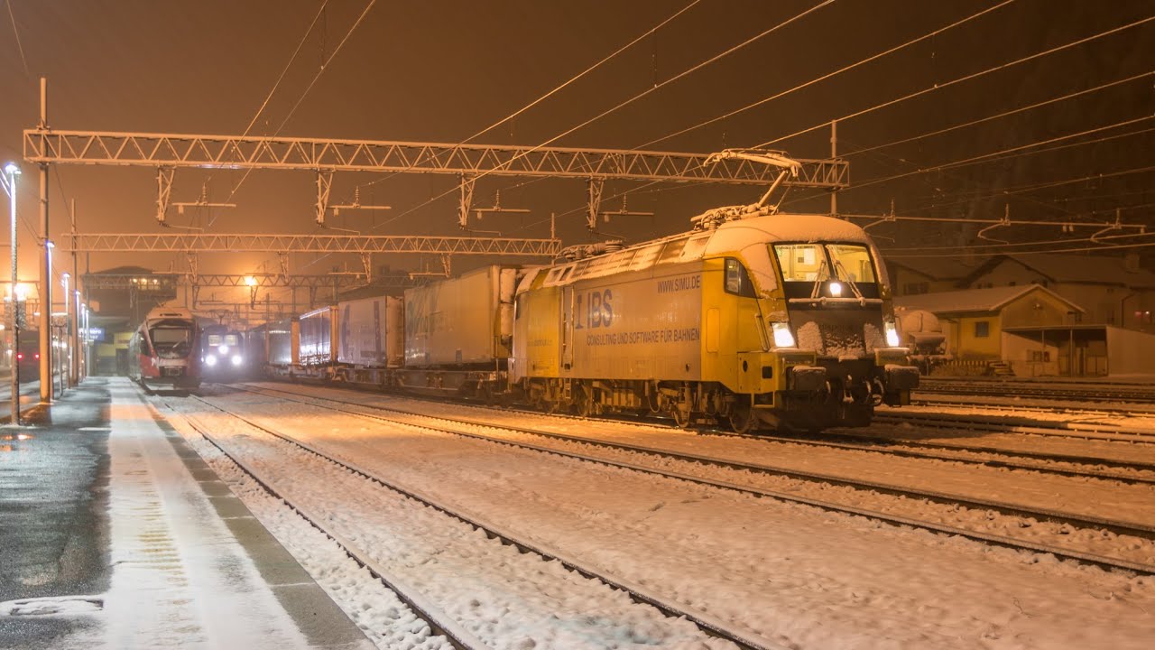 Nachts im verschneiten Bahnhof Brenner
