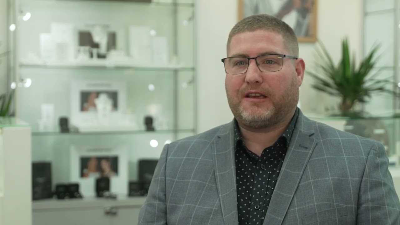 Победитель в номинации &laquo;Ритейлер года&raquo; &mdash; ювелирный магазин Huyton Village Jewellers.
