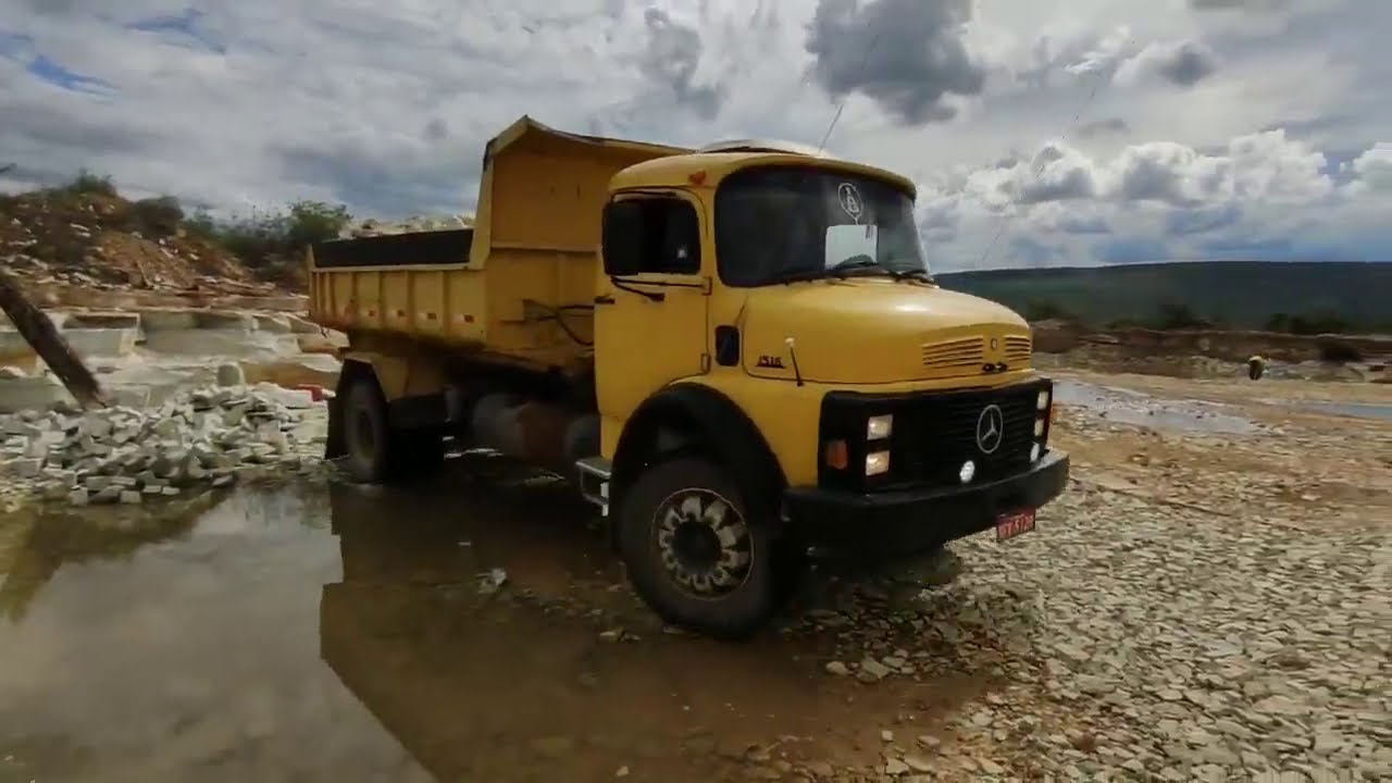 Merced&atilde;o AMARELO - MB 1516 demonstrando que tem PRE&Ccedil;A&Otilde;