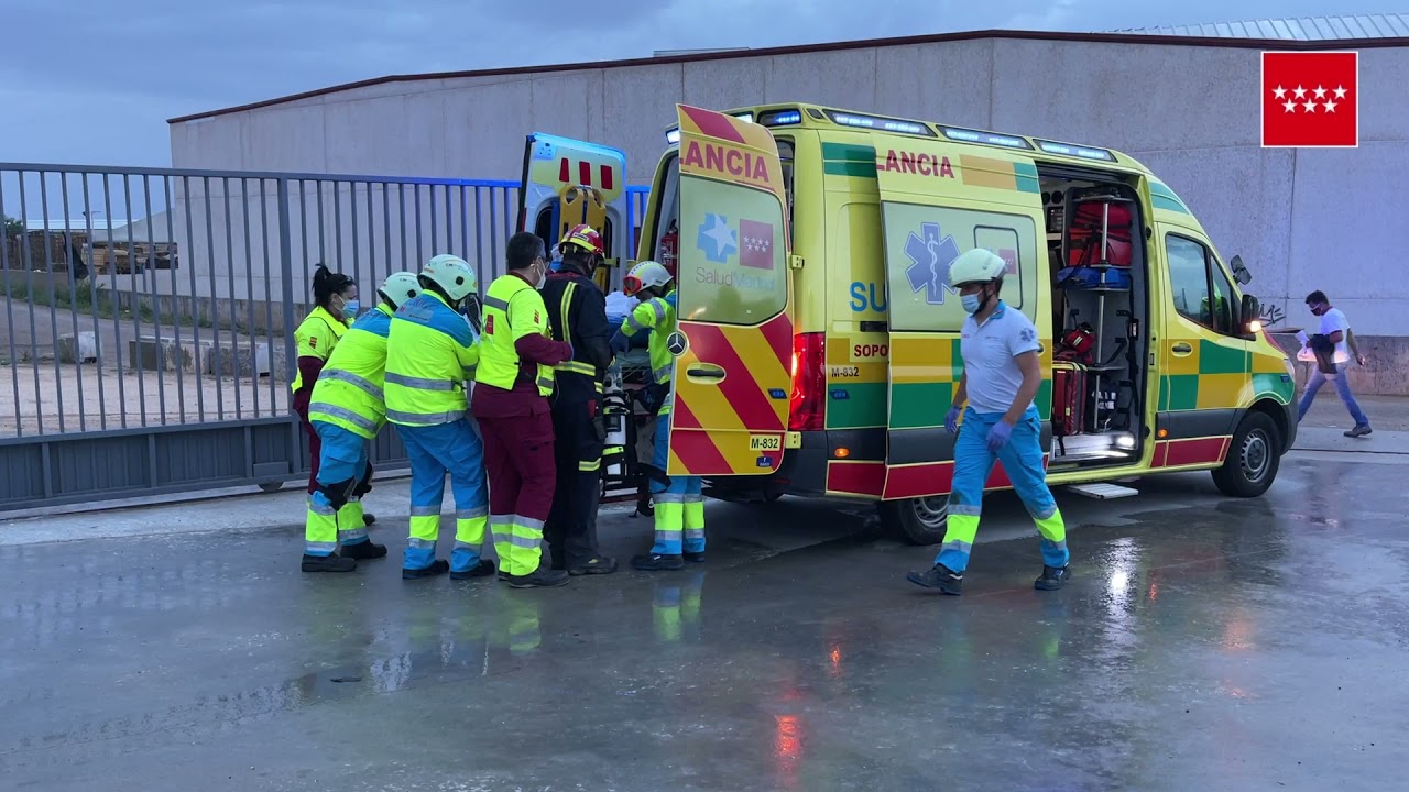 Accidente laboral en Loeches. Un trabajador herido muy grave al caérsele encima una puerta metálica.