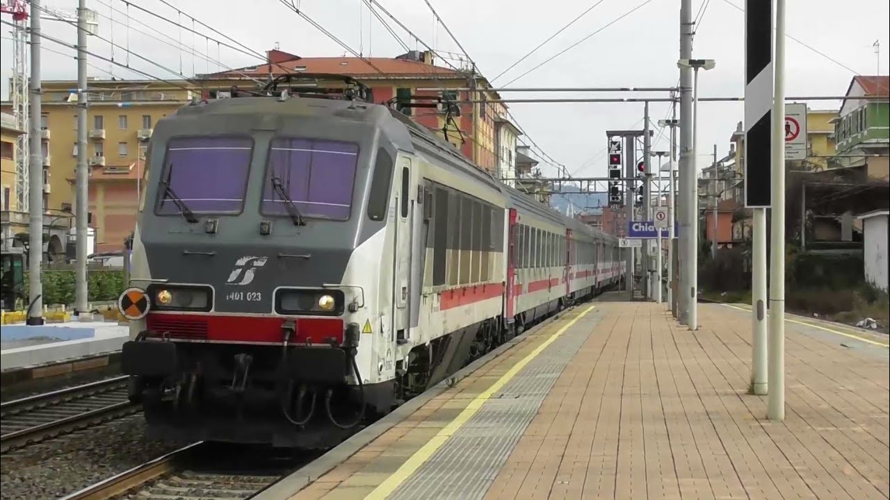 Treni in transito, arrivo e partenza alla stazione di Chiavari