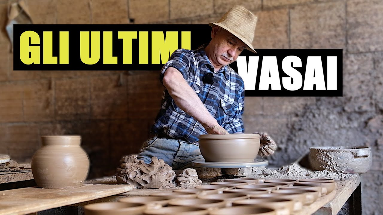 Gli uomini che lavorano l'argilla come nell'antichità