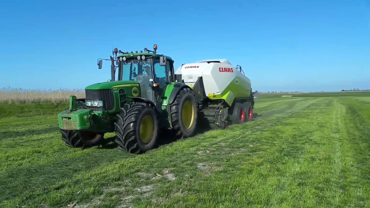 Leanwurk Bakker aan het vierkante balen persen.