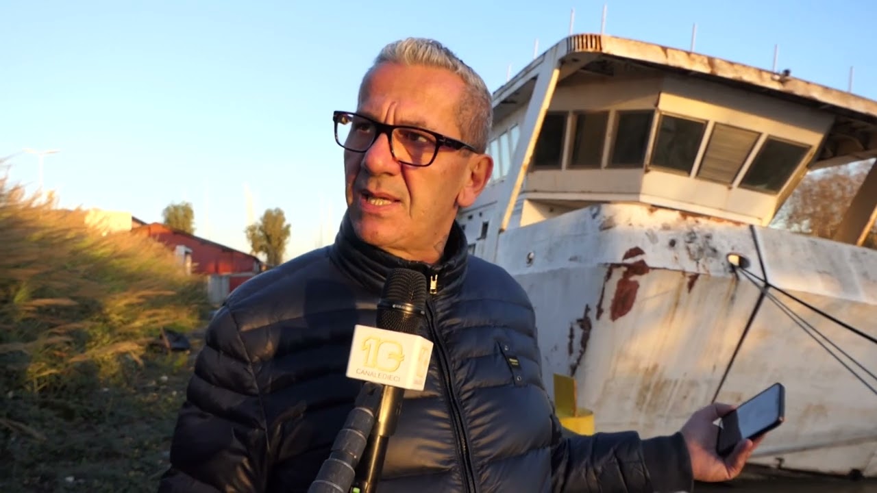 Fiumicino, l'imbarcazione abbandonata nel porto canale non e' ancora stata rimossa - Canale 10
