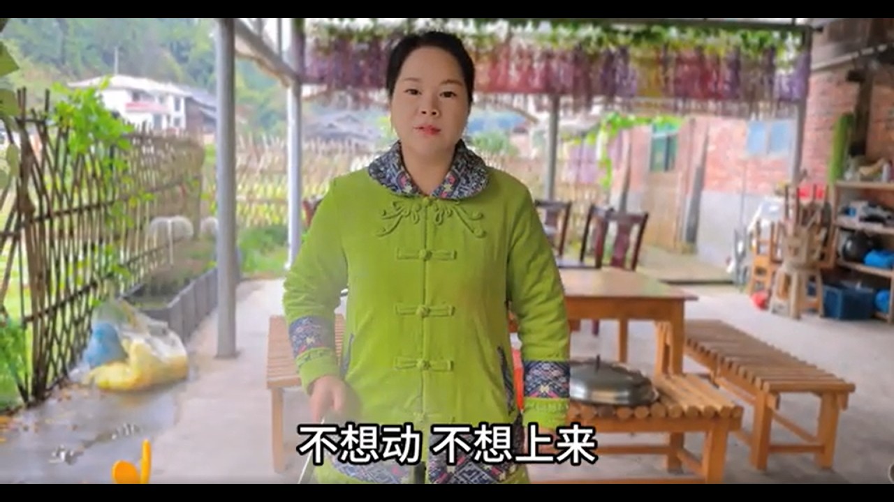 刚回到家，叔叔又出去打工了，秋子看完公公的卧室感到无奈又好笑