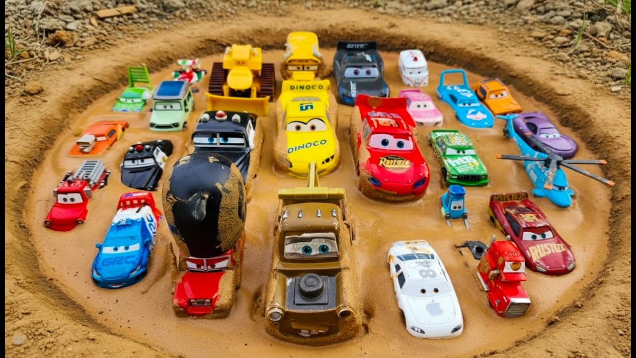 Membersihkan Mainan Mobil Disney Pixar Cars & Lightning McQueen, Chick Hicks, Miss Fritter, Gremlin