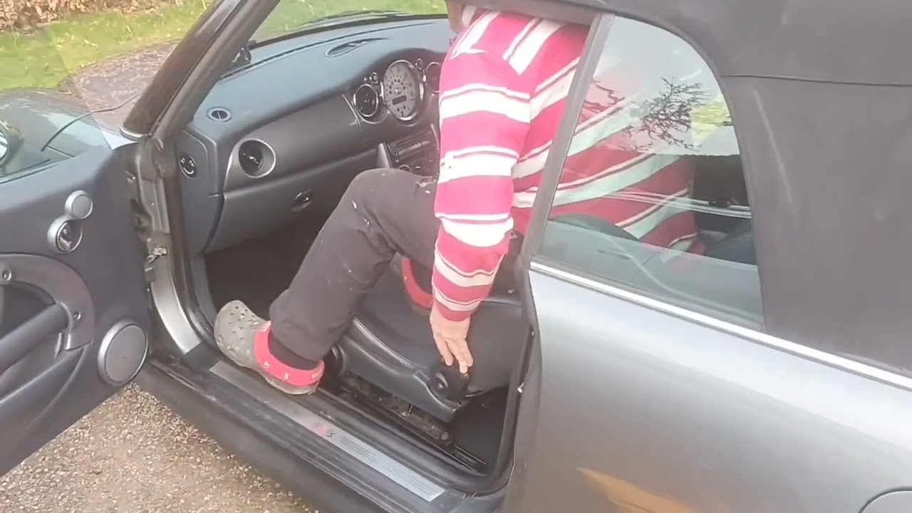 Mini Cooper reclining seat problem. Easy Fix !