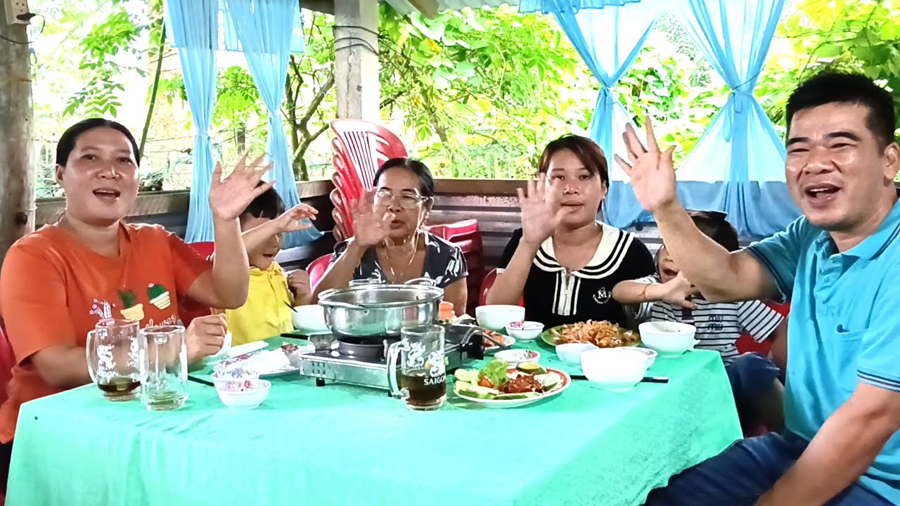 Vừa Lãnh Tiền Làm Dừa Liền Dẫn Gia Đình Đi Ăn Sang Một Bữa HTMT & Family 