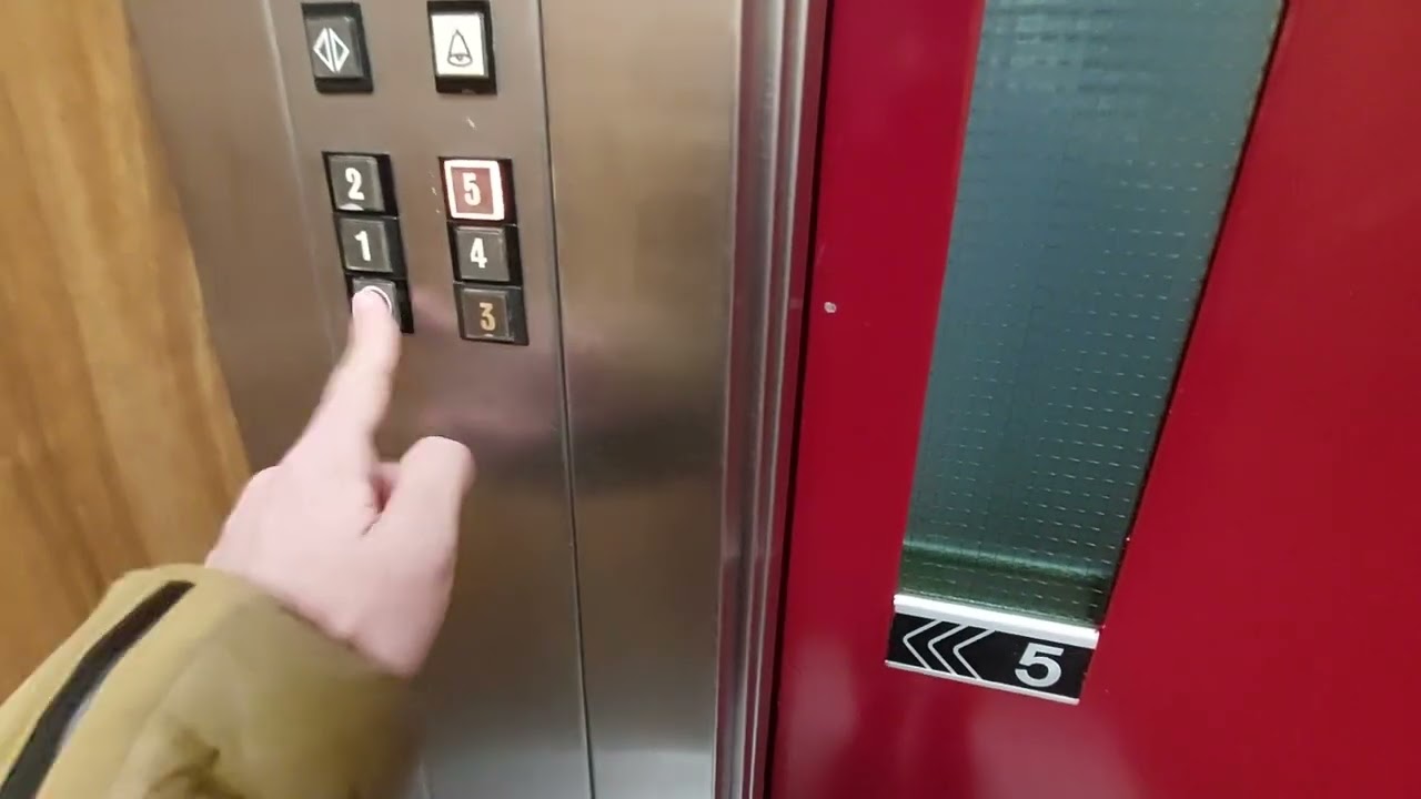 Old 1985 Orona lift in a 5 story building in Cambrils