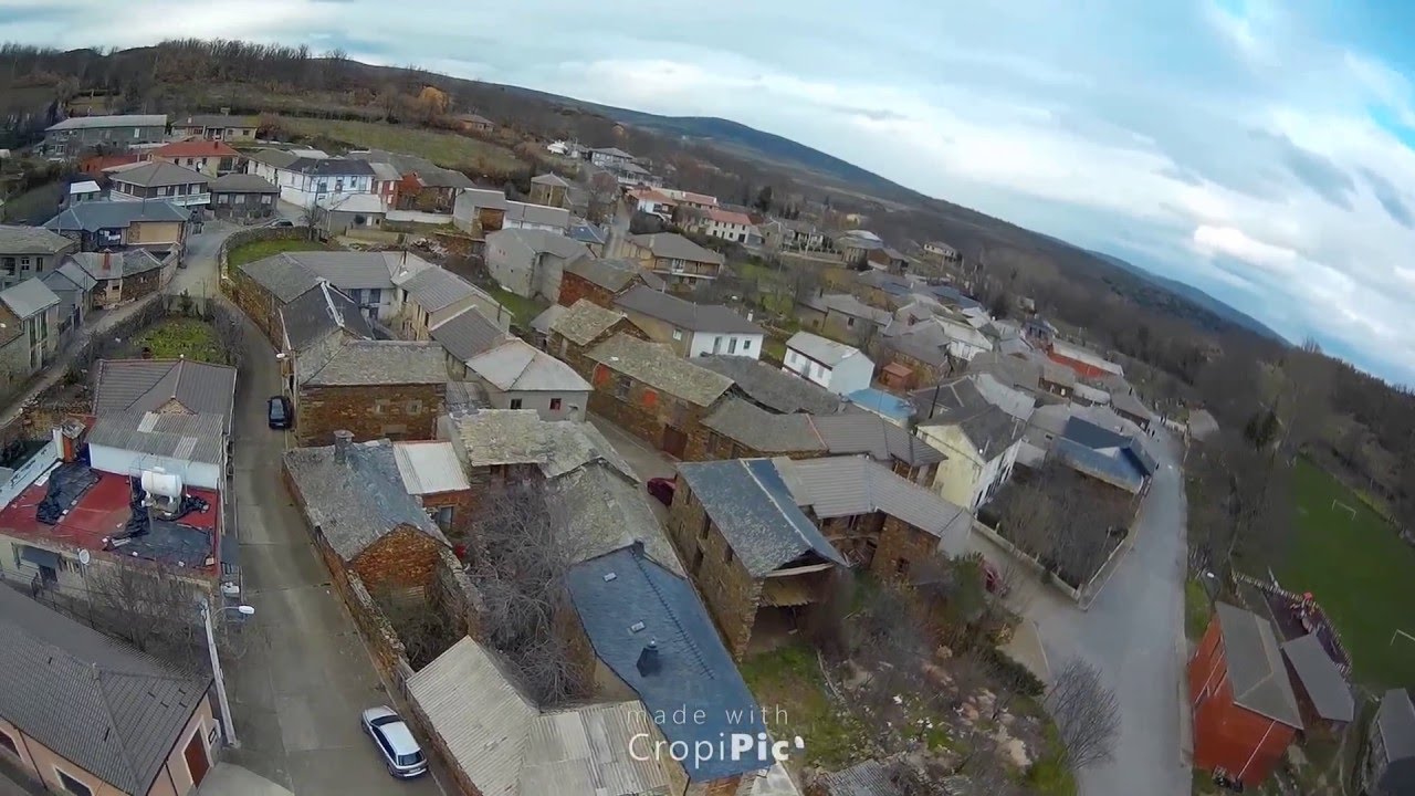 Población de Filiel, León laderas del Teleno, desde drone Minivet