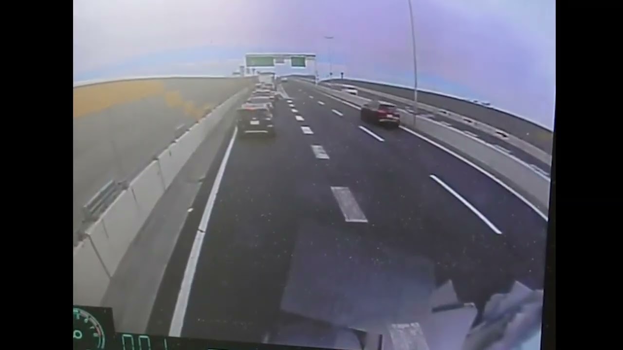 【美女木JCT多重衝突事故】6台目に追突された大型トレーラーがとらえた事故の瞬間