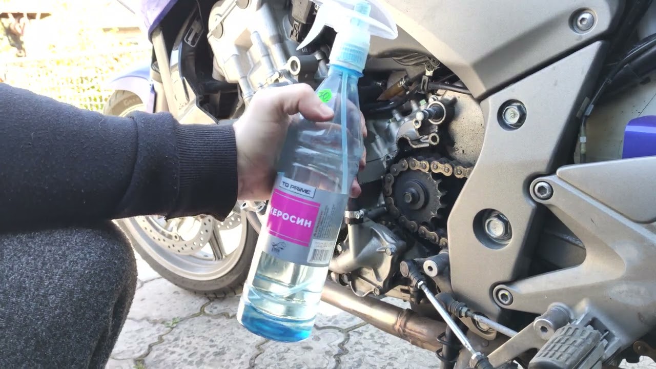 Промывка и смазка цепи на мотоцикле Honda CBF1000. Чистка в области передней звезды