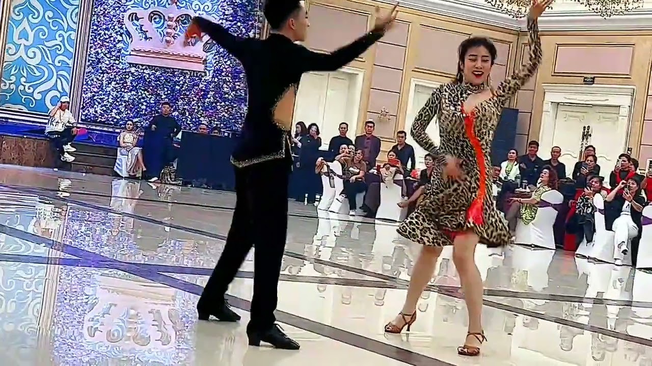 金童玉女果不在天津参加表演，青春靓丽的舞姿，倾倒了现场众人