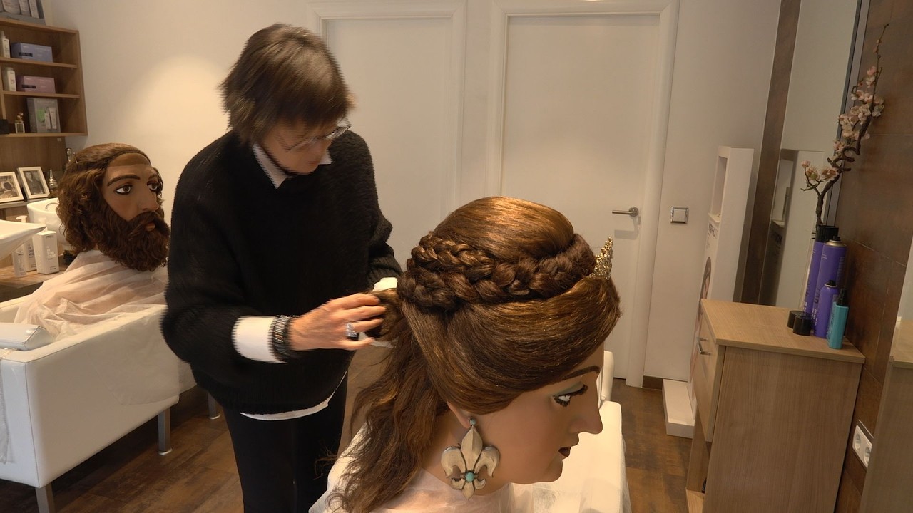 Els Gegants de Montblanc passen per la perruqueria