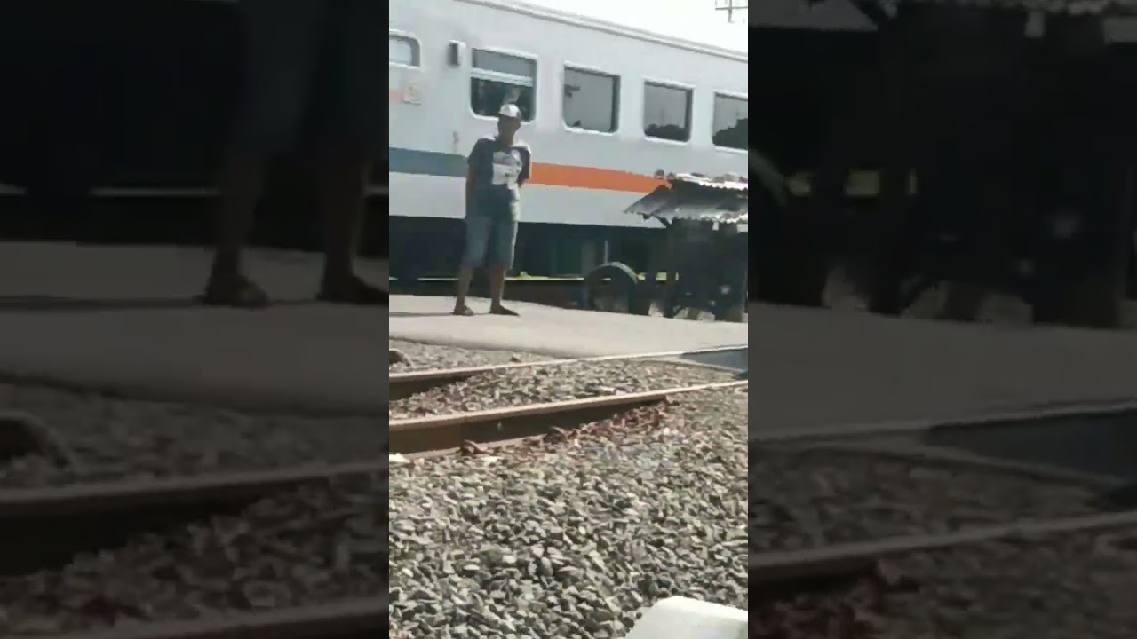 karena di stasiun krian kerata 1 mogok jadi kereta 2 narik si loko 1 dan rangkaian