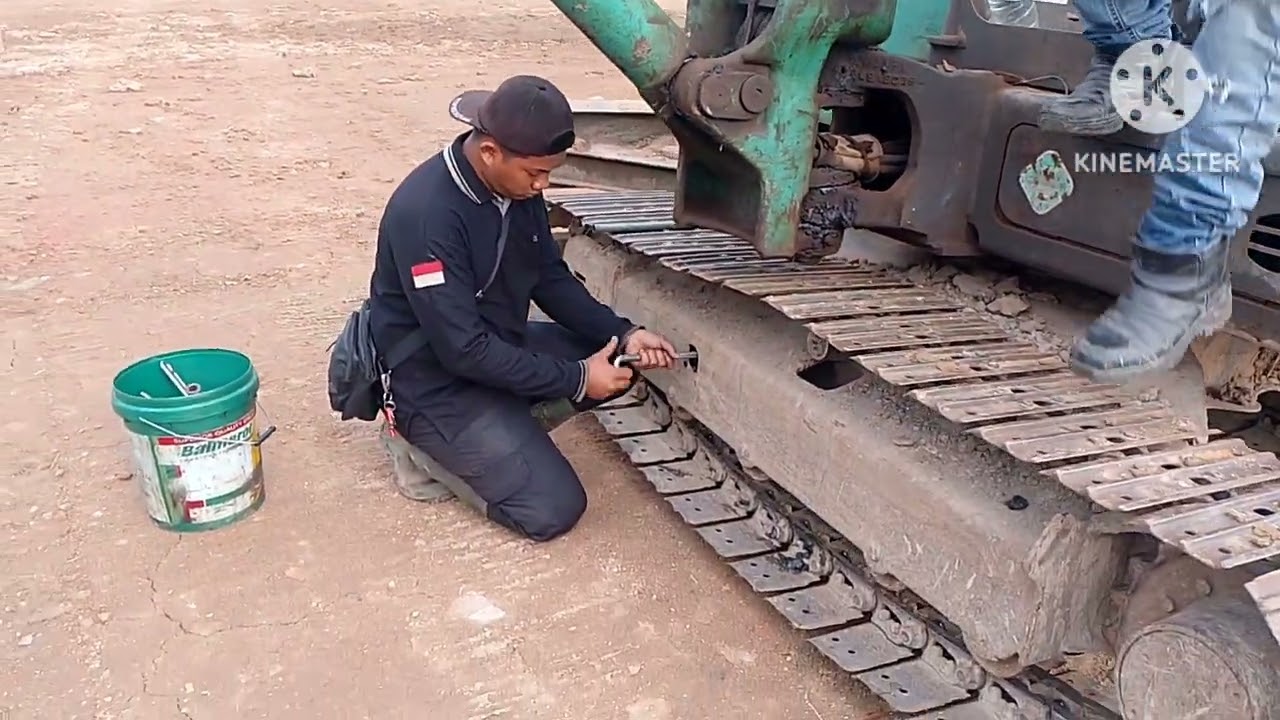 Penyebab track macet sebelah dan bunyi kasar di final drive KOBELCO SK50-6