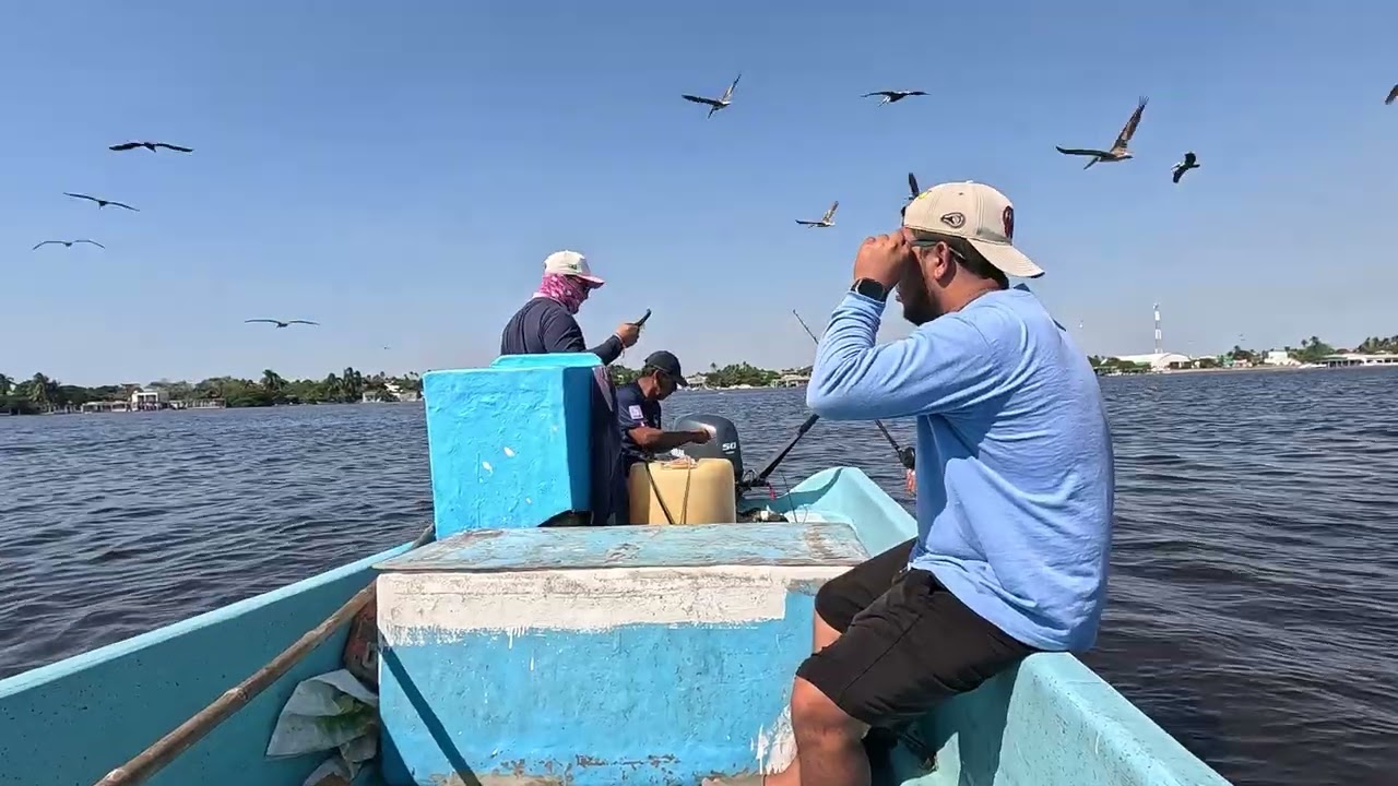 Intento de pesca sobre lancha en la laguna de Sánchez magallanes