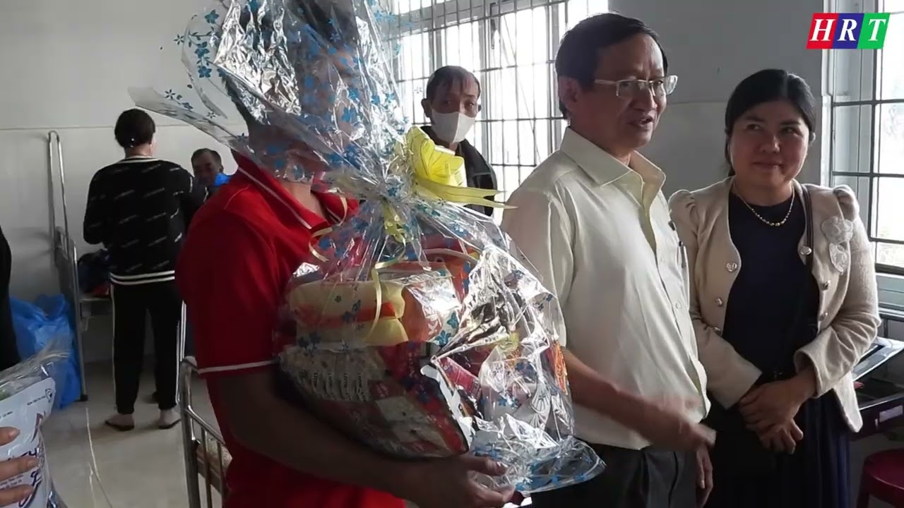 Trung tâm Y Tế Ea H'Leo trao quà Tết yêu thương cho bệnh nhân