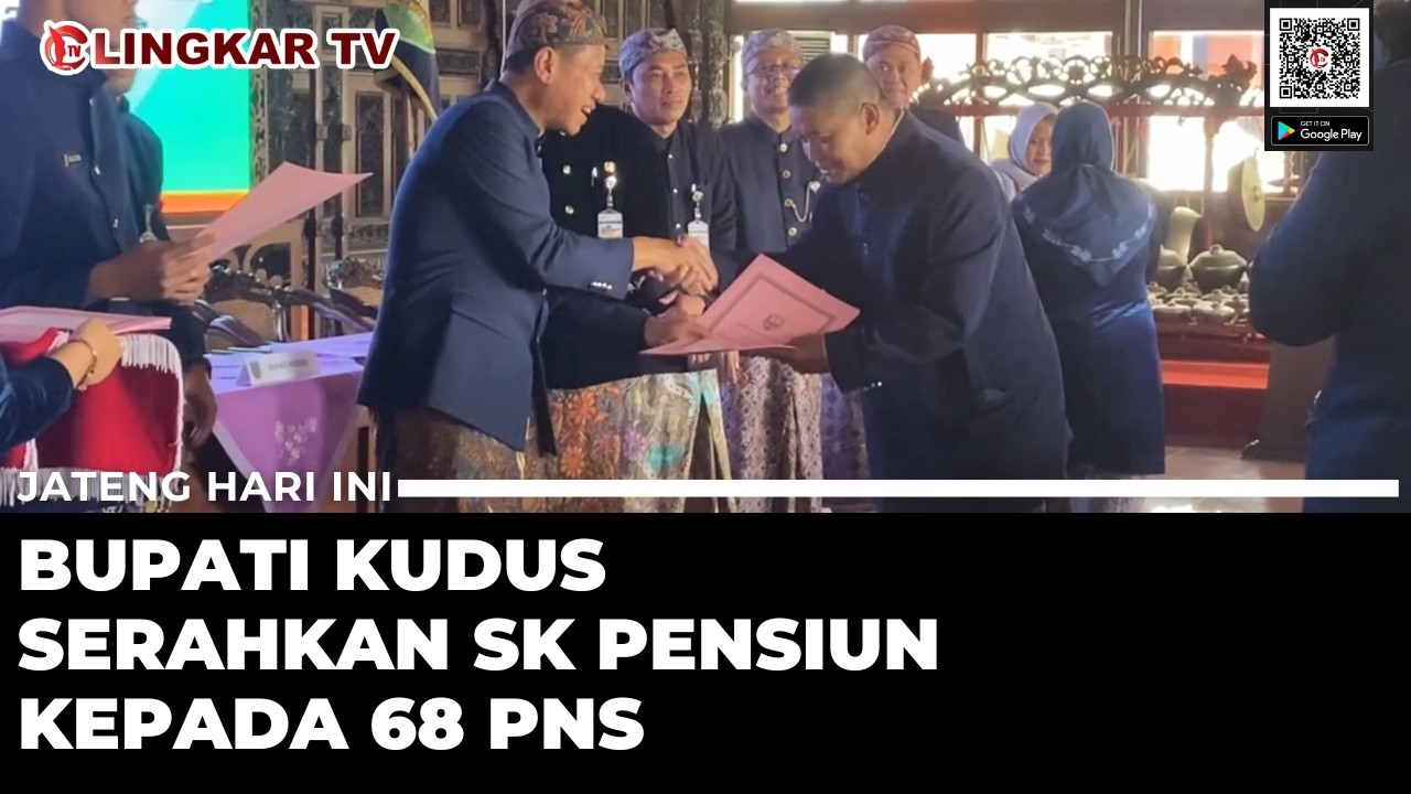 KENAKAN PAKAIAN ADAT, BUPATI KUDUS SERAHKAN SK PENSIUN KEPADA 68 PNS