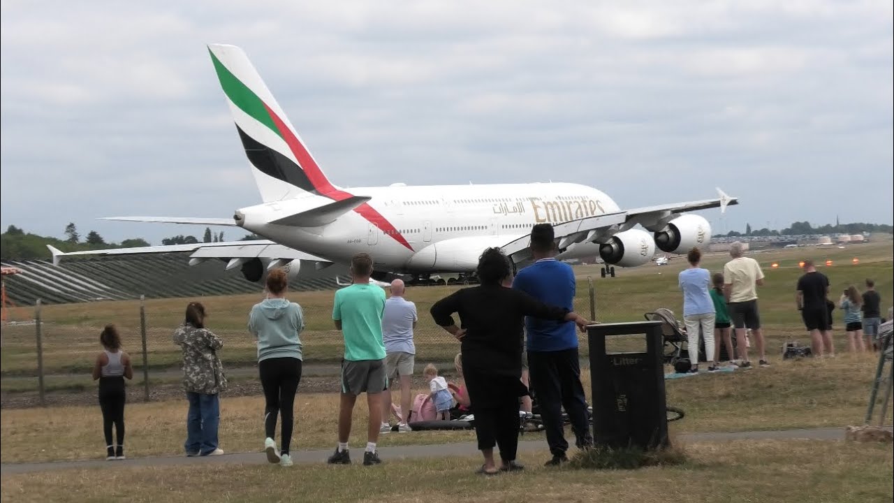 What a beautiful crowd moment when Airbus a380 landing&takeoff at Birmingham airport #planespotting 
