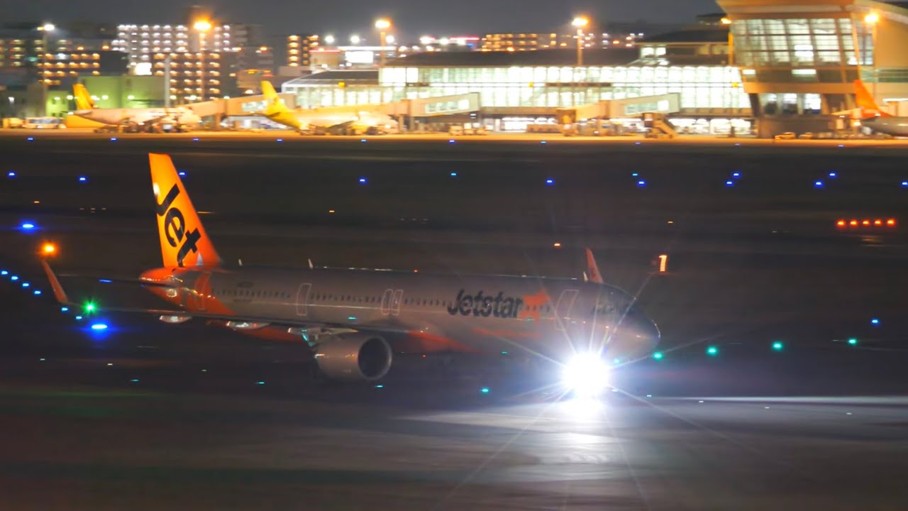A passenger plane becomes a night view【Fukuoka Airport】