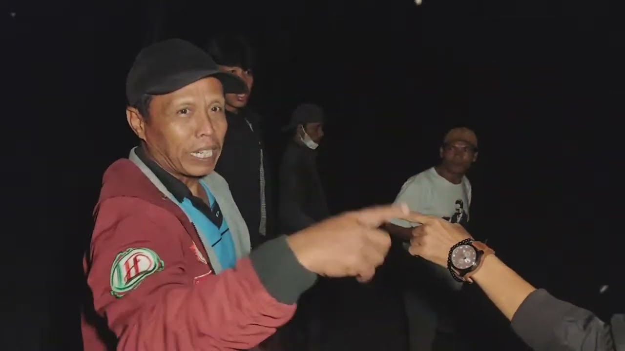 DI GREBEG WARGA SEKITA NGOTOT MINTA PEMBUKTIAN HANTU