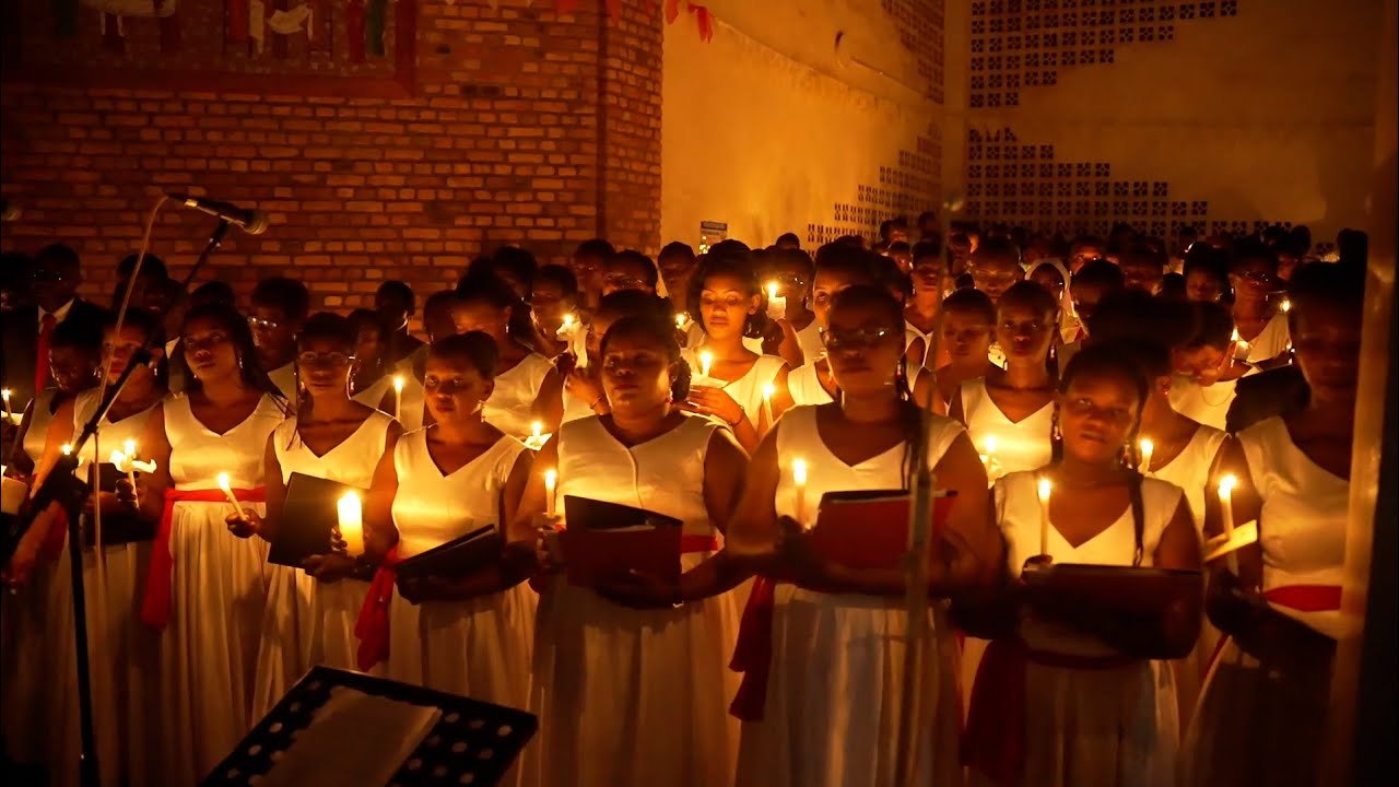 Chorale KRISTU NYIRIMPUHWE iririmbye igitaramo cya pasika ihagurutsa abantu basa nkabageze mu Ijuru.