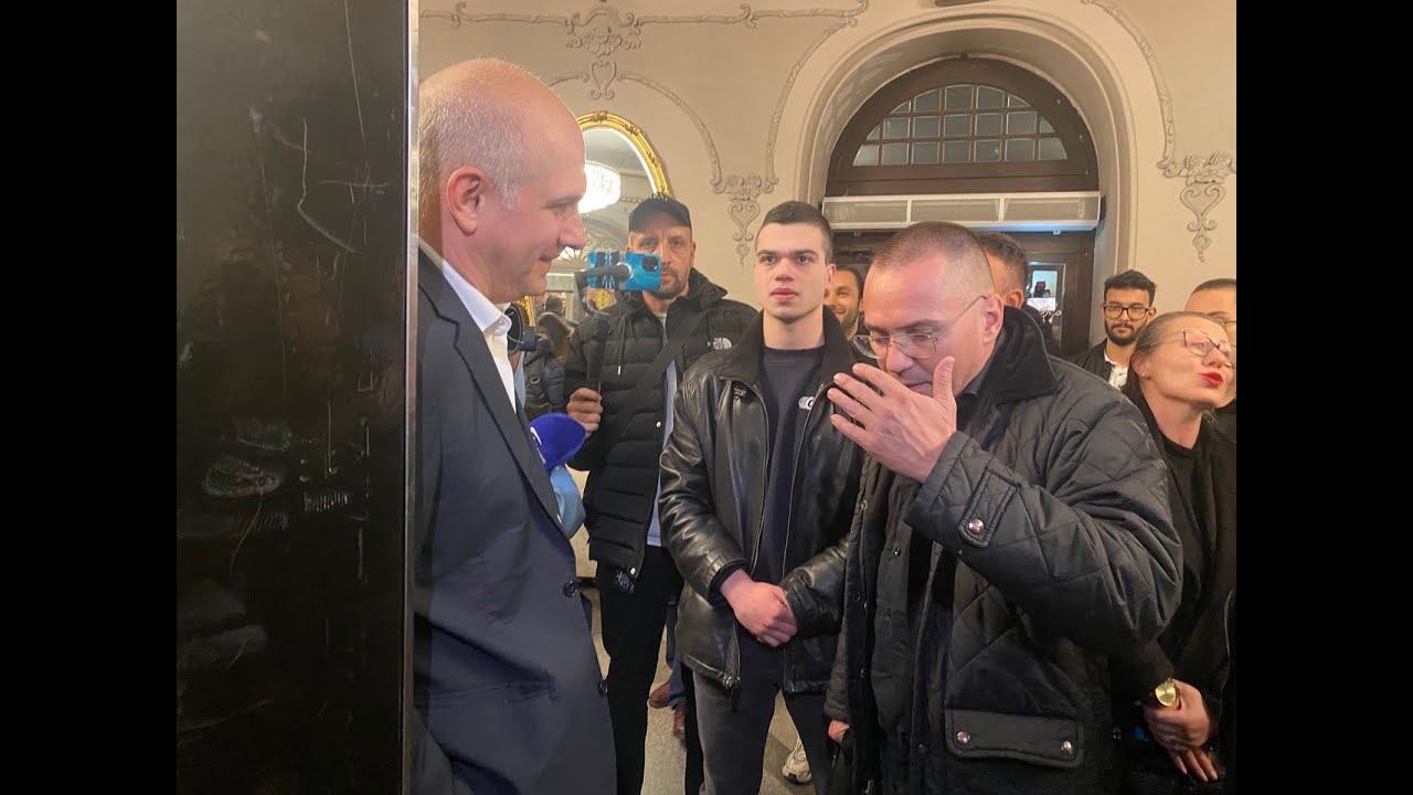 Грозни сцени пред и в Народния театър, Василев и Джамбазки си размениха реплики