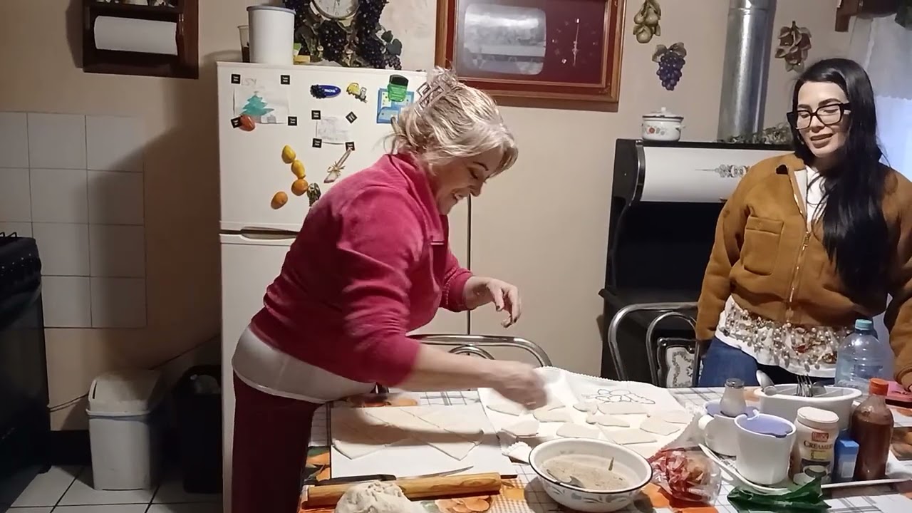 CONSINTIENDO EN LA COCINA ASU PAPA  ASU CUÑADA ASU HERMANO Y AUN CERVIDOR