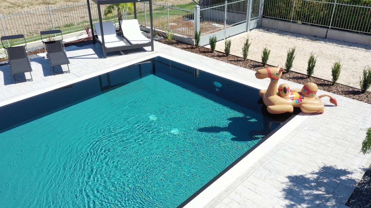 Piscina a sfioro isotermica e antisismica firmata Zavatti!