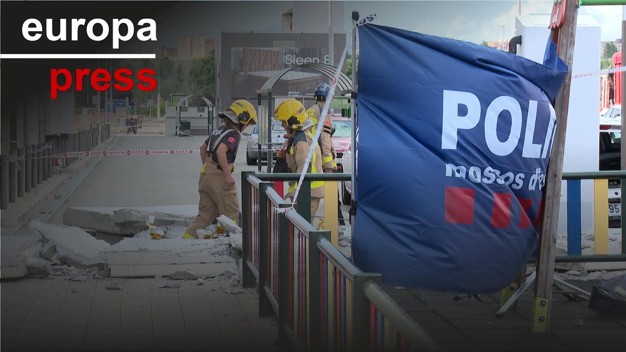 Bombers investiga la caída de un bloque de hormigón en un centro comercial de Sabadell